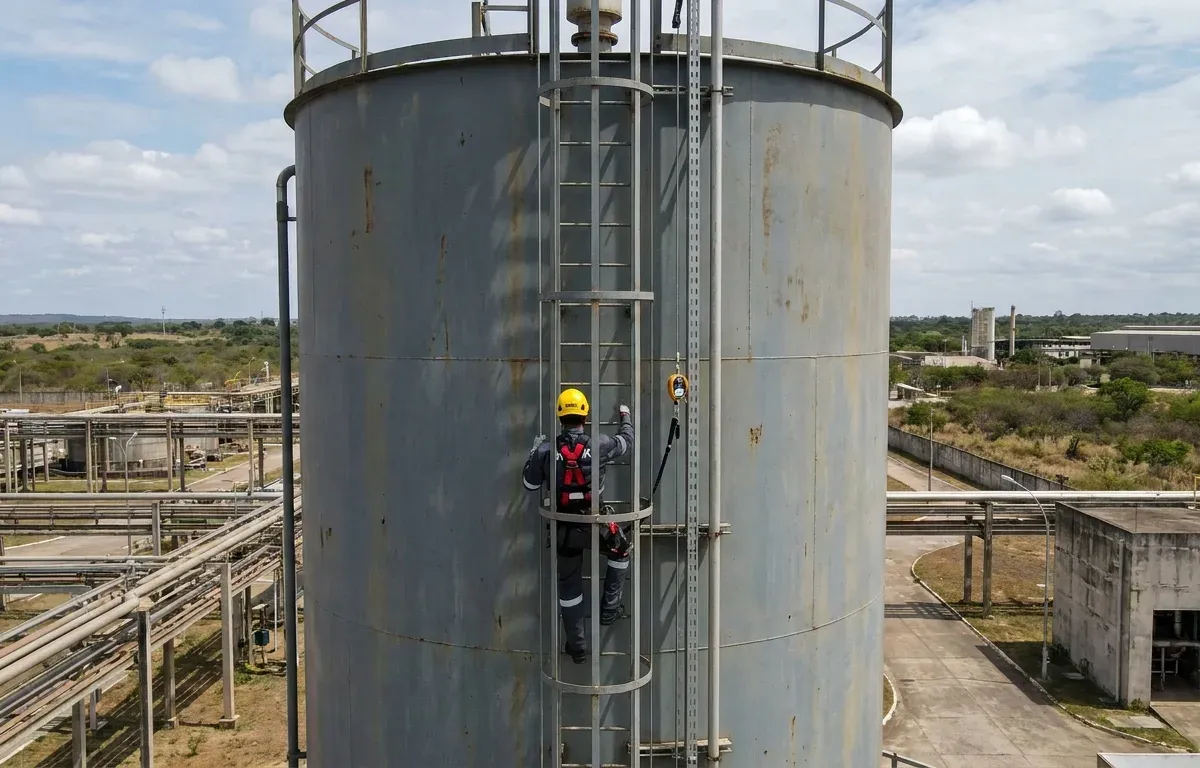 Linha de Vida para Escada Marinheiro — vistoria técnica em edificação
